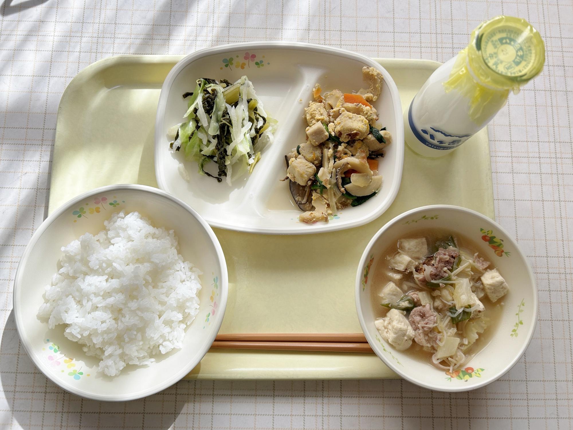 凍り豆腐の卵とじの給食