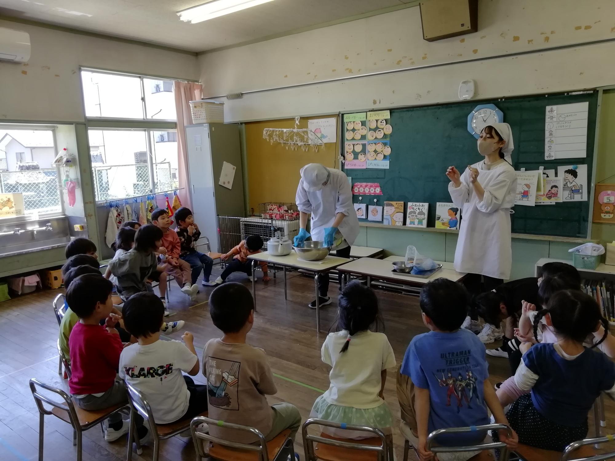 草餅作りを子どもたちに話している様子