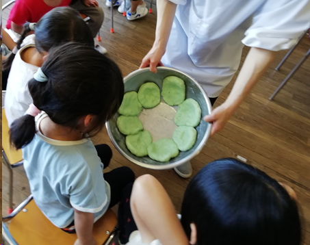 蒸す前の草餅を見せている写真