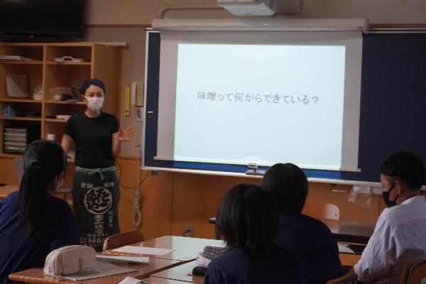 味噌についての授業をしている写真