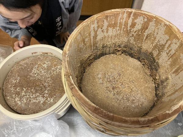 樽に仕込んだ味噌が入っている写真