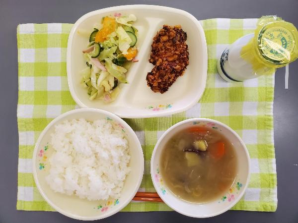 岡谷味噌を使った鶏肉のフライの給食の写真