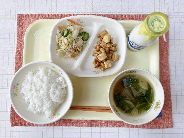 大豆と凍り豆腐を上げたものを味噌で和えた献立の給食の写真