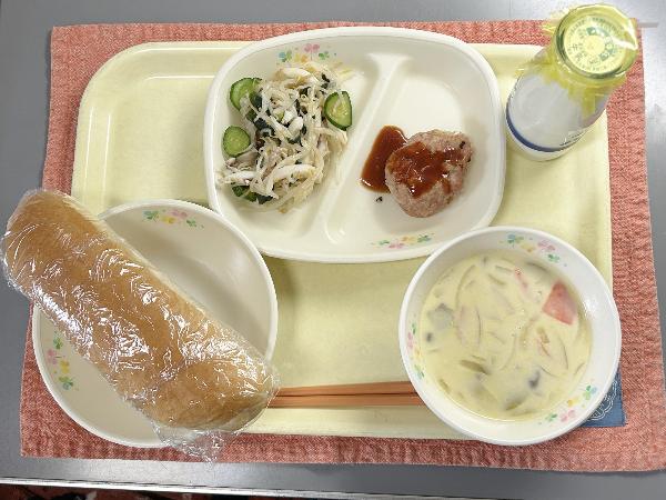 味噌を使ったコーンスープの給食の写真