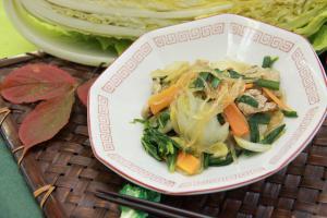 向こう側に白菜を置いて中華の八角皿に盛り付けられた白菜と春雨の中華炒めの写真