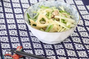 箸を添えて器に盛られた、れんこんのしゃきしゃきサラダ