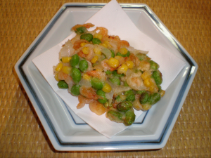 6角皿に盛り付けられた枝豆のかき揚げの写真