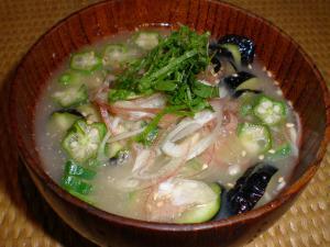 お椀に盛り付けられた夏野菜の冷汁の写真