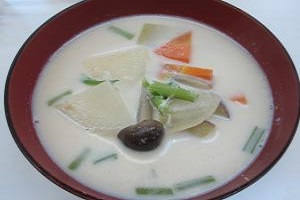 お椀によそわれた、かぶの味噌スープの写真
