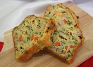 カットボードの上に盛り付けられた小松菜のケークサレの写真