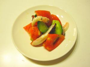 器に盛りつけられたトマトとたこのマリネの写真