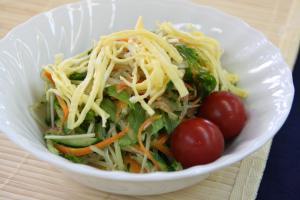 プチトマトが添えられた夏野菜たっぷり春雨サラダの写真
