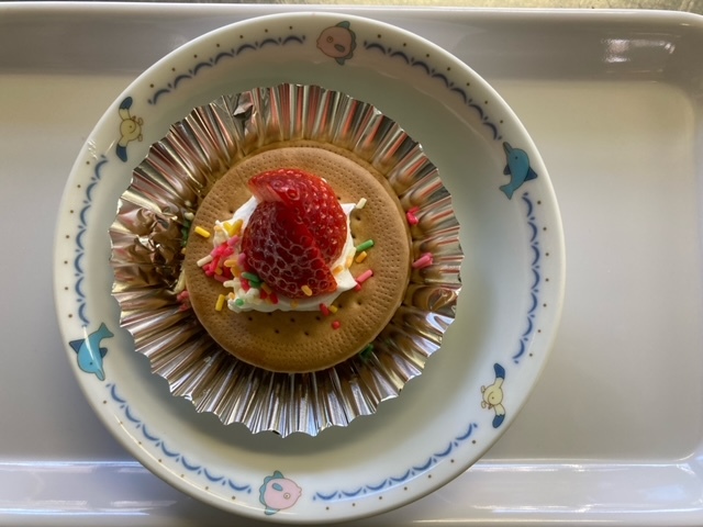 保育園で人気のおやつビスケットケーキの写真
