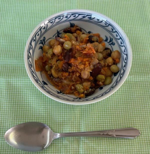 出来上がったイワシのチリコンカンが入った器の写真