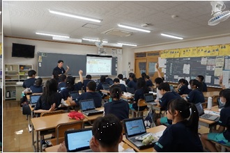 中学校の授業の様子の写真