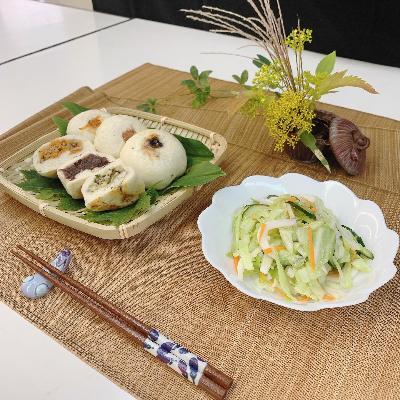 おやきと塩いかの和え物が盛り付けられた写真