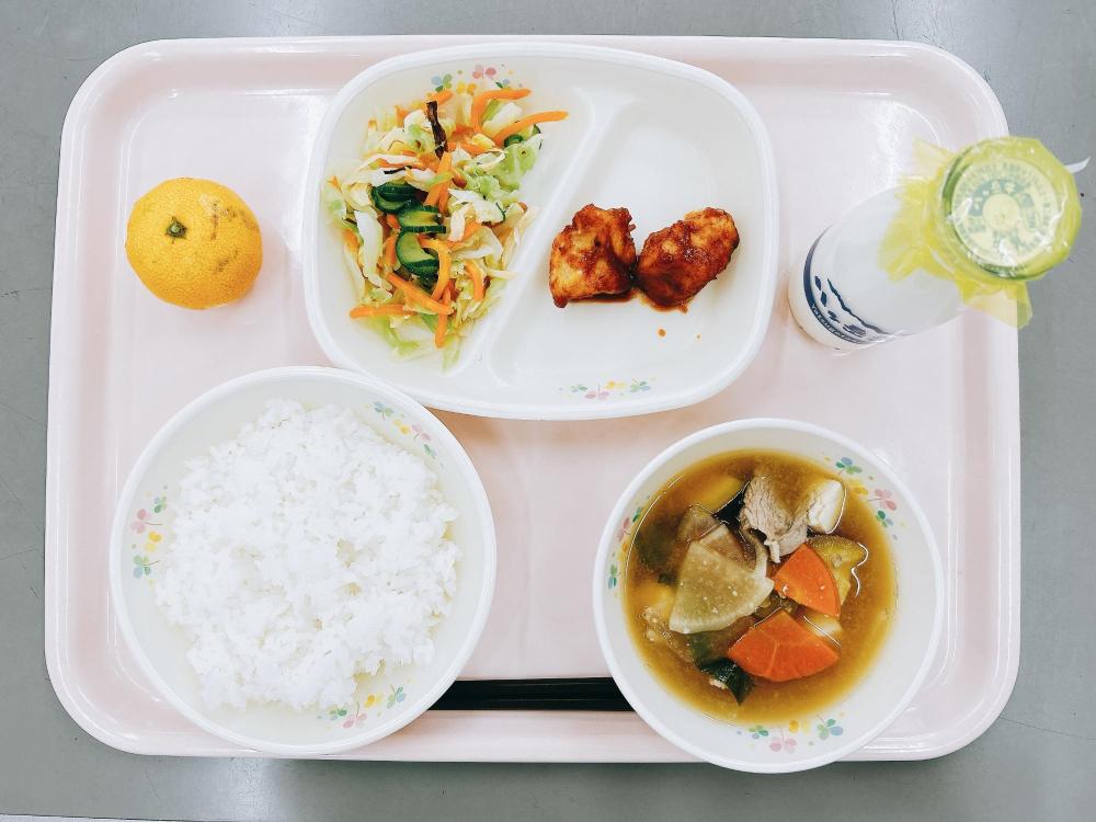 学校の給食1人分の盛り付けをした写真