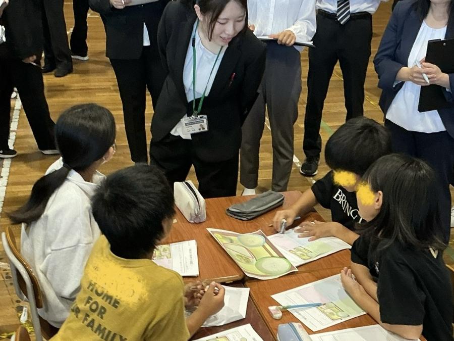 小学校で行われた食に関する授業で子どもたちに栄養士がアドバイスしている写真