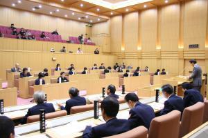平成19年の子ども議会にて、岡谷市役所議場で、着席し議論を交わす中学生らの写真
