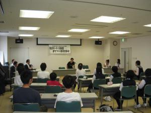 平成30年度の子ども会議にて、参加した中高生らが着席し、質問や提案を発表している写真