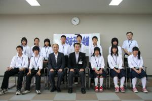 平成21年度の子ども会議にて。参加した中学生らと市長の集合写真