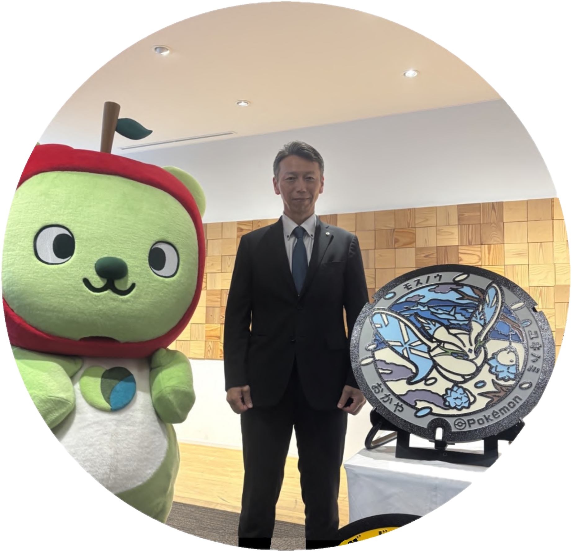 寄贈式で撮った市長と『ポケふた』とアルクマの写真