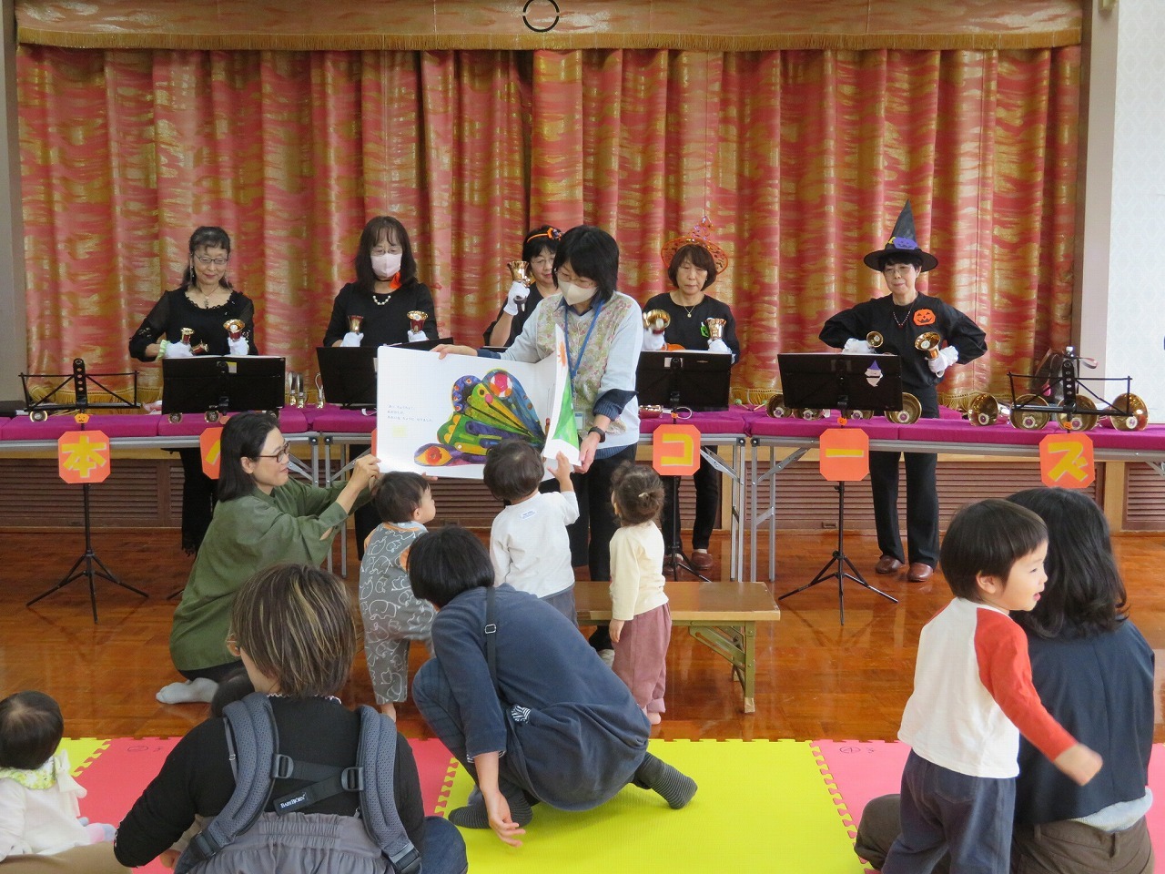 生で見る大きな金色のベル♪