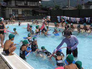 プールに入って遊んでいる生徒たちの写真