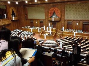 2階席から国会議事堂内を見学する生徒たちの写真