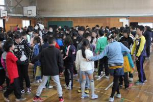 体育館に大勢の子供たちがいる写真