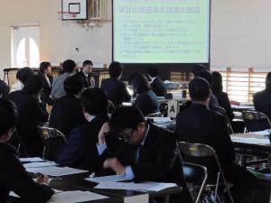 先生たちがテーブルごとに分かれてグループワークをしている写真