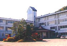 岡谷市立岡谷南部中学校校舎外観の写真