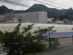 校舎改築でシートが掛けられた状態を遠方から眺めている写真
