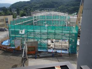 校舎改築で体育館の骨組みを組み立てている様子の写真