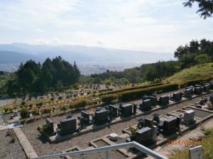 斜面に並んだ墓石と、遠くにや並んだ山々の望む内山霊園からの景色