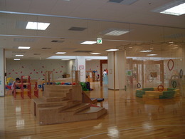 たくさんの遊具が設置されている広々とした室内のこどものくに子育て支援館の写真