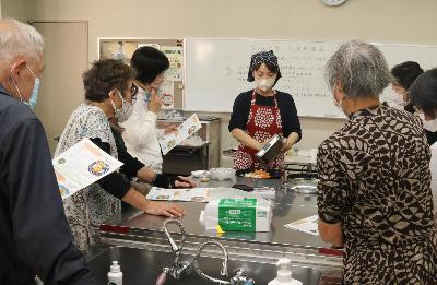 栄養士が料理のデモンストレーションを行い参加者に見せているところ