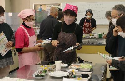 栄養士が料理のデモンストレーションを行い参加者に見せているところ