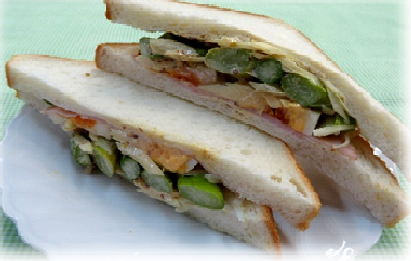 アスパラのサンドイッチの写真