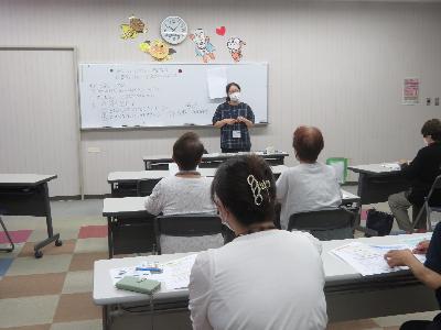 栄養講座で栄養士が講義をしているところ