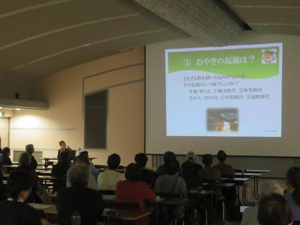 講演会で講師の話を聞いている様子の写真