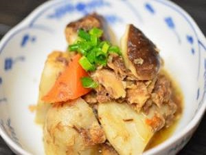 里芋とさば味噌煮缶の煮物の写真
