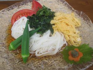 モロヘイヤと夏野菜のネバネバそうめんの写真