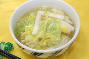 箸を添えて器によそわれた白菜のしょうがスープの写真