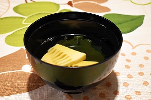 椀によそわれた若竹汁の写真