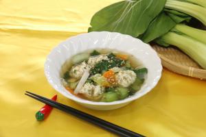 チンゲン菜と肉団子のスープの写真