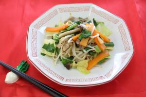 箸を添えて中華八角皿に盛り付けられた野菜たっぷりスタミナ炒めの写真