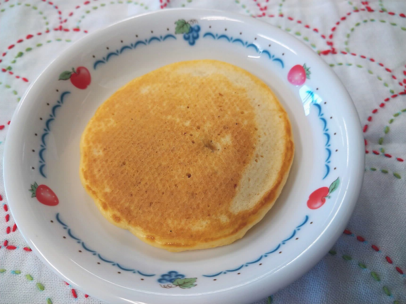 器にホットケーキが入った写真