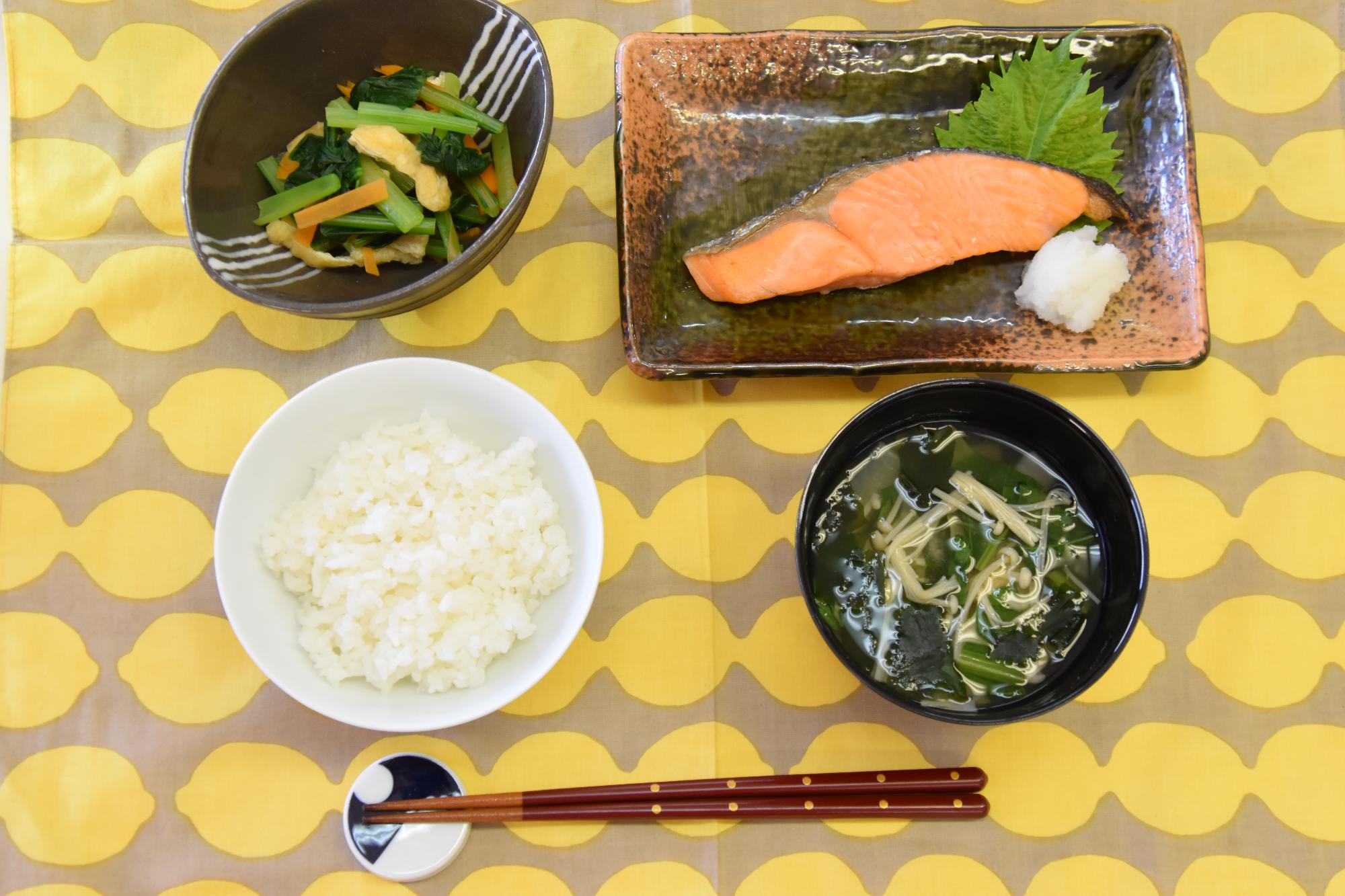 主食主菜副菜のそろった食事例の写真