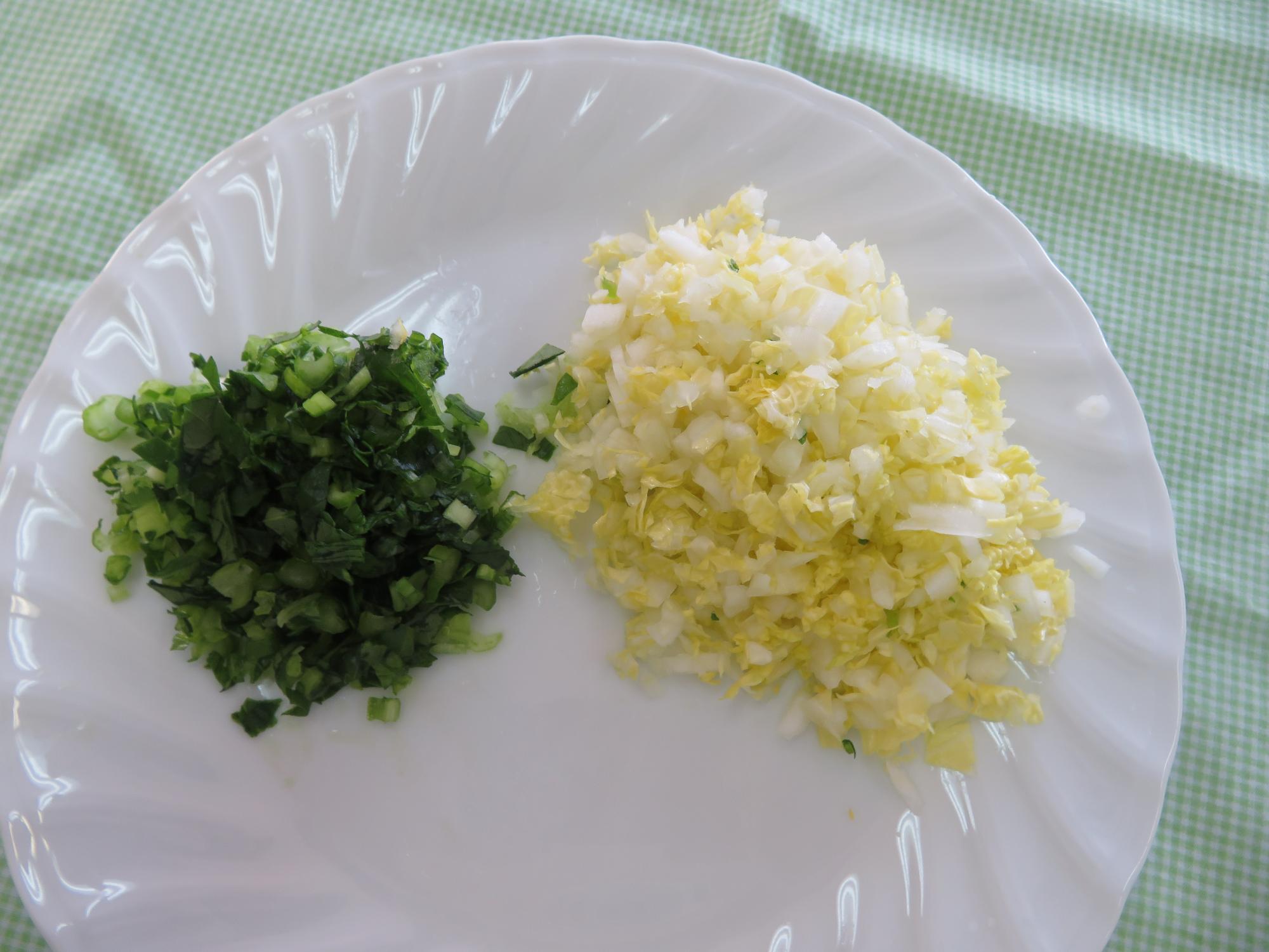 白菜と小松菜のみじん切りの写真